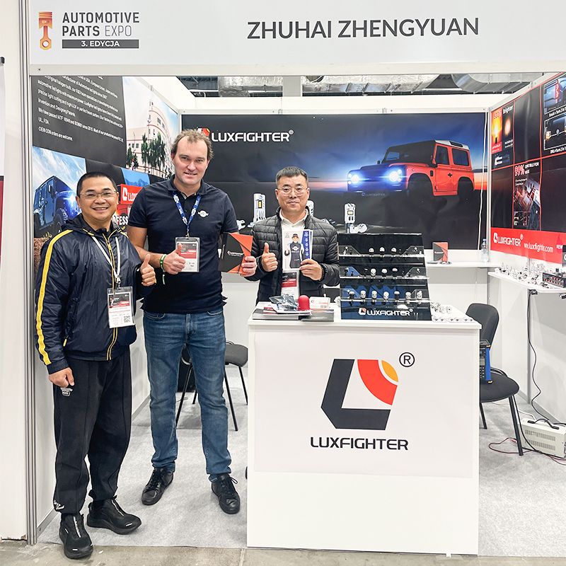 LUXFIGHTER LED-strålkastare och dimljus AUTOMOTIVE PARTS Expo får stor uppskattning